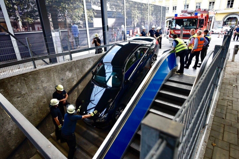 Subway Stop | Alamy Stock Photo by Sebastian Gabriel/Süddeutsche Zeitung Photo